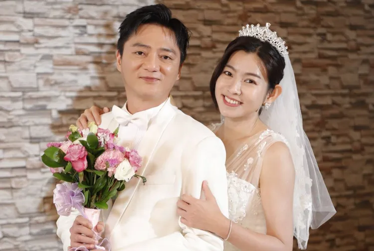 藍葦華（左）和米可白戲裡感情開花結果。民視提供