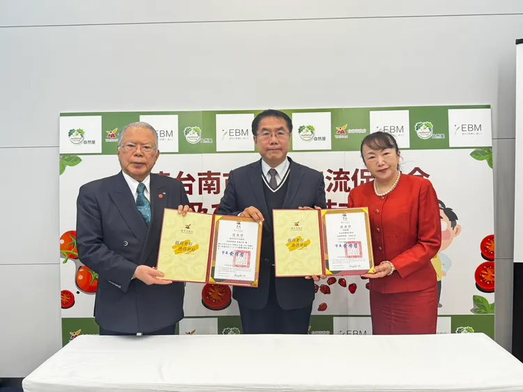 黃偉哲到東京參與食品展，他接下宮地正治的善款，並回贈感謝狀致意。南市府提供