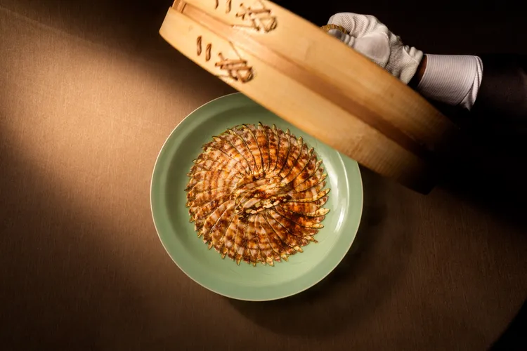 茶禪華經典招牌菜「茶禪雲白」將茄子和豬肉切成薄片蒸製，掀蓋瞬間香氣縈繞。業者提供