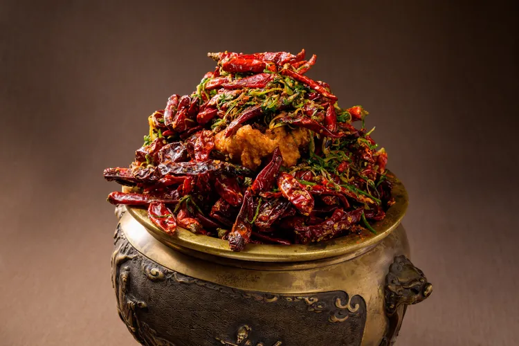 「鮒鮓棘韻」以台灣刺河豚為主角，賓客戴上手套，以手拿取直接享用。業者提供