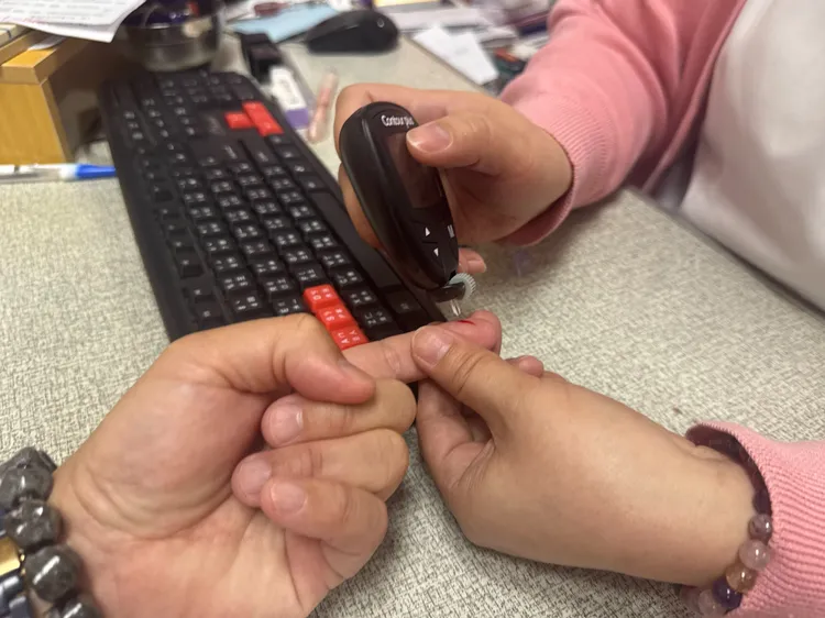 醫師張峻誠提醒，糖尿病患者只要不舒服，一定要驗血糖。李綜合提供