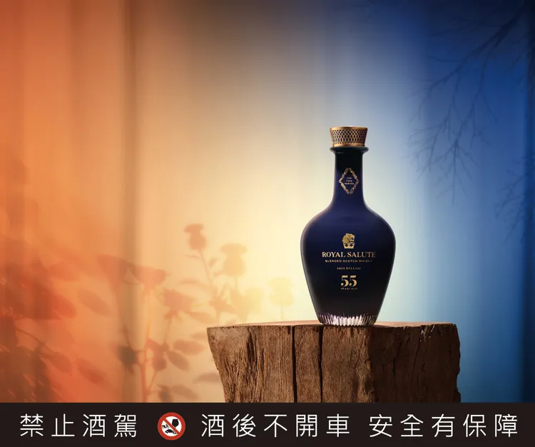 英國純手工吹製的 Dartington Crystal 水晶酒瓶上，鑲嵌著24K金雕刻的專屬限量編號，象徵著其獨一無二的稀有性。業者提供