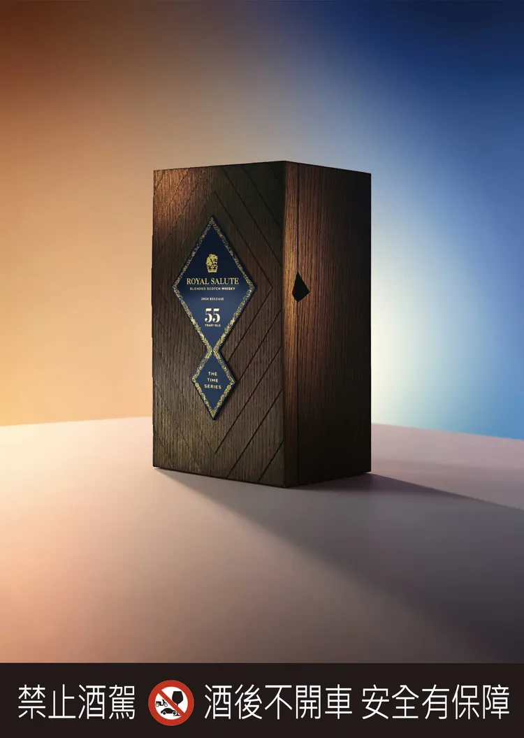 簡約奢華且富有溫度的五層木製鑽石菱格紋飾，巧妙呼應酒液長達五十年以上的時光積累。業者提供