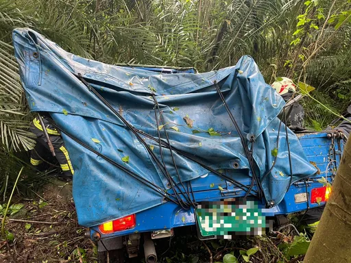 新北小貨車滑落山坡　兒無照載母！2人輕重傷送醫