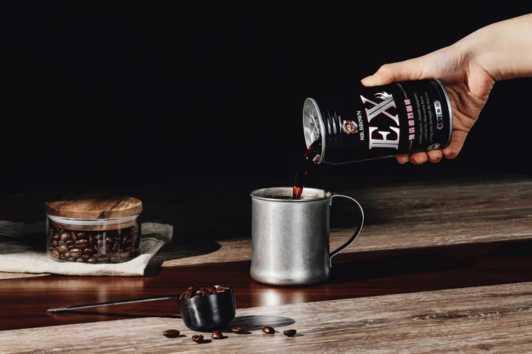 全新「伯朗 EX 雙倍濃烈黑咖啡」，全黑質感罐身，100%原豆萃取，每罐含有伯朗醇黑咖啡的2倍咖啡因。業者提供