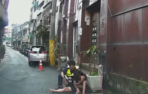 身揹7通緝!女謊報身分拒捕 金山勇警遭噴辣椒水忍痛逮人
