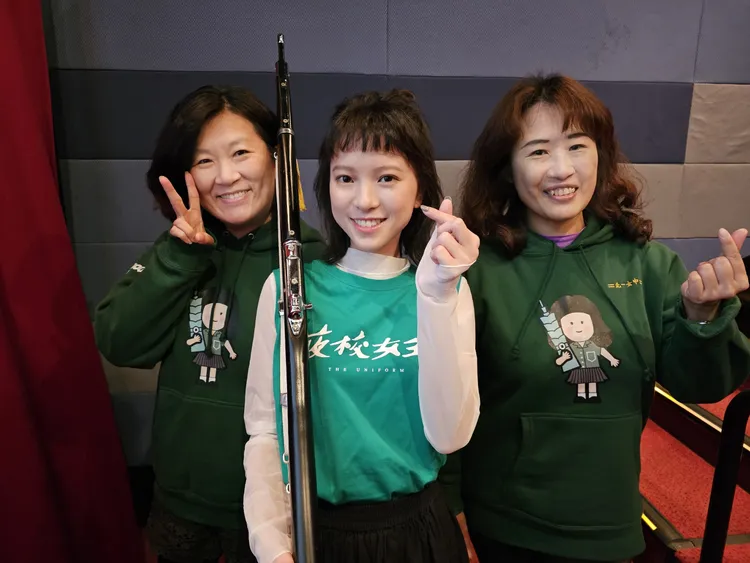 樂儀隊學姊「攜槍」進戲院與學妹項婕如（中）相見歡。圖／興揚電影提供