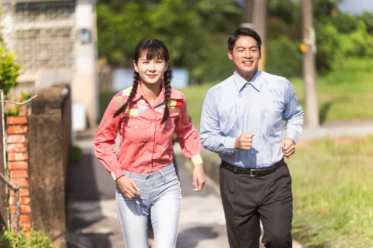 《火車來去》安心亞和許孟哲在劇中有許多可愛互動。Hami Video提供