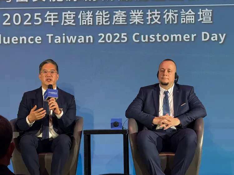 台灣富安能源總經理 鄒宏楷（左）、Fluence亞太營運總監Matthias Nagler （右）。呂承哲攝
