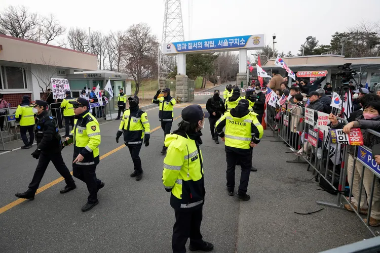 南韓將出動逾兩萬警力在尹錫悅彈劾案宣判當天維持治安。圖為尹錫悅的支持者。美聯社/韓聯社