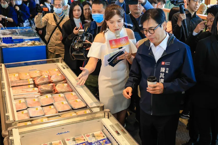 陳其邁參觀攤位，大啖冰淇淋、日本燒烤及新鮮海產，對美食讚不絕口。高市府提供