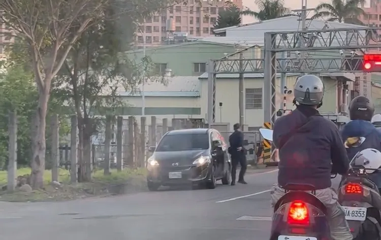 警員將車子駛離平交道，恢復列車及汽機車通行。民眾提供