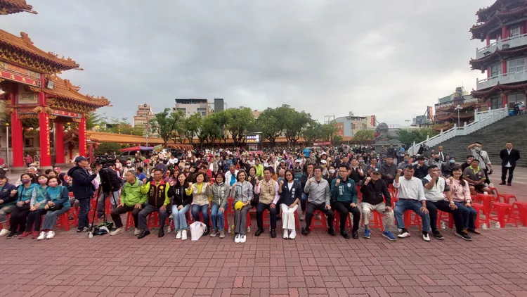 「挺台灣護未來」16日在高雄鳳山龍成宮舉辦。凃建豐攝