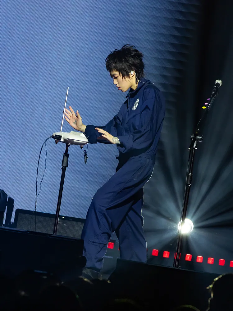 竇靖童身穿藍色連身工裝登台。如此製作 Roots Production提供