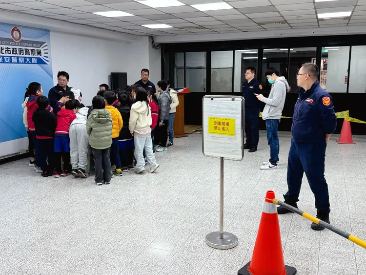 員警布置犯罪現場模擬，宣導識詐要領。警方提供