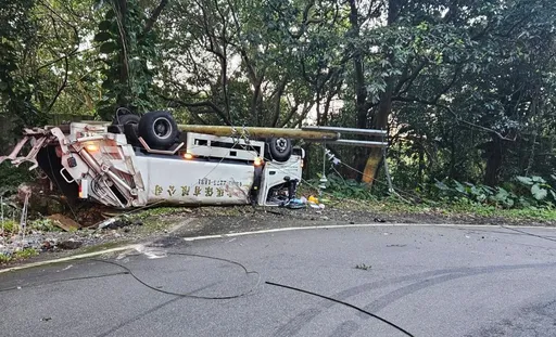 文化大学后山垃圾车翻覆 油漏满地险摔落边坡
