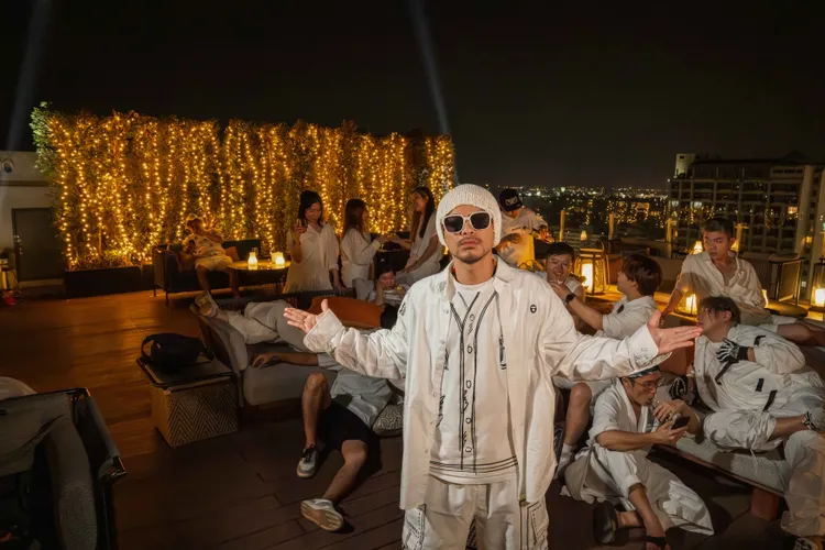 黃明志為團隊打造歌曲，紀錄員旅珍貴回憶。圖／亞洲通文創提供