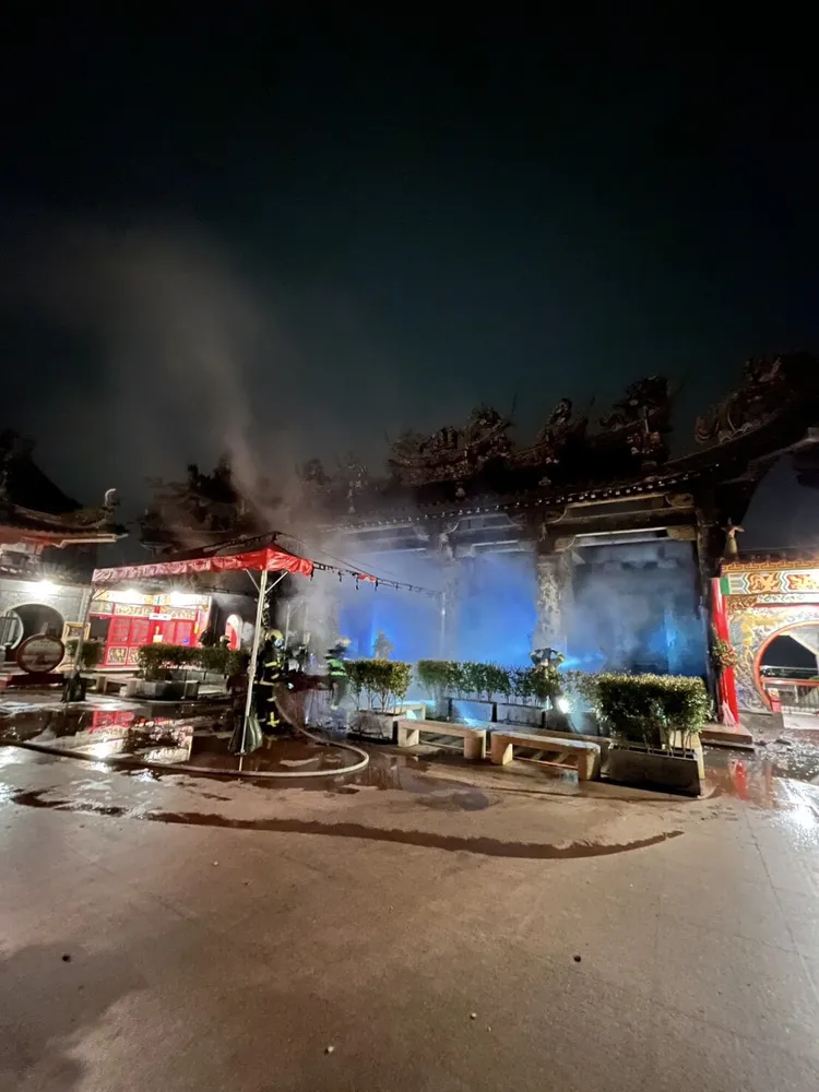 碧山巖廟門竄出濃煙。翻攝畫面