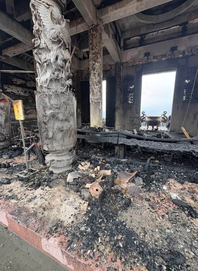 碧山巖7樓燒毀。翻攝畫面