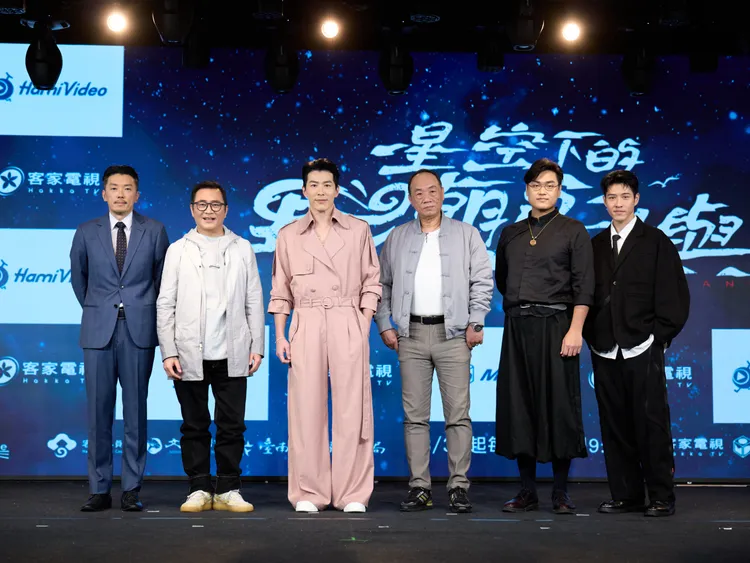 《星空下的黑潮島嶼》軍人組，段鈞豪（左起）、湯志偉、黃少祺、王自強、李元太、吳岳擎。客台提供