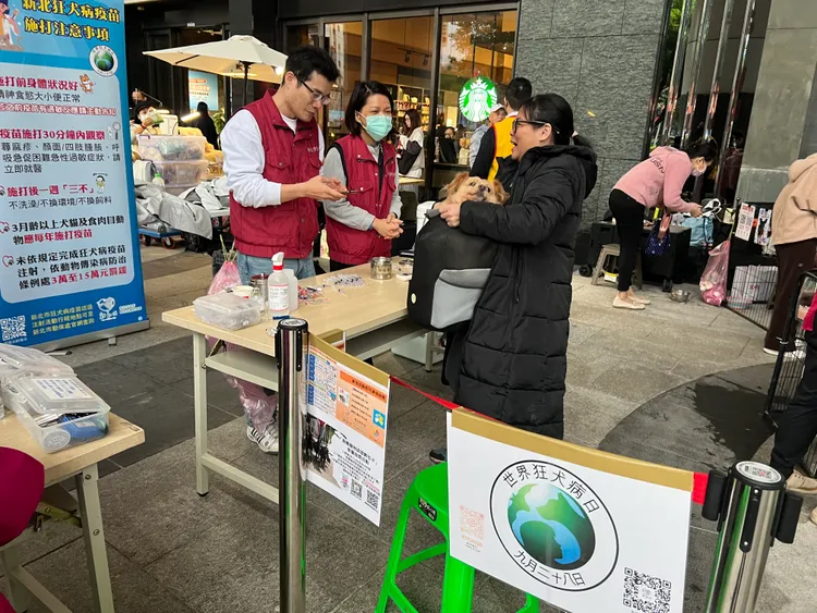 活動當天成功犬貓認養就送900元新北幣，免費提供狂犬病疫苗施打，施打就送200元新北幣。動保處提供