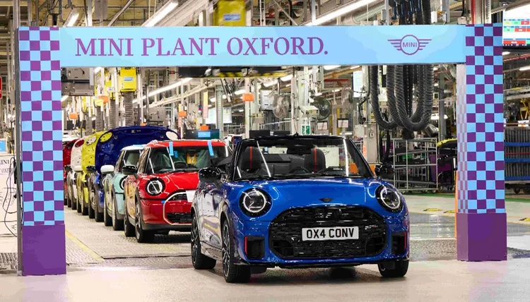 這次全新世代MINI Cooper Cabrio回歸牛津工廠生產線，與三門/五門掀背車型共線製造。原廠照片