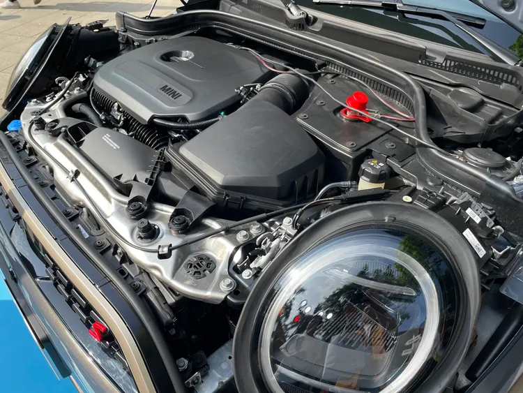 新車搭載2.0升TwinPower Turbo渦輪增壓四缸引擎，擁有204匹最大馬力，0-100km/h加速僅需6.9秒。林浩昇攝