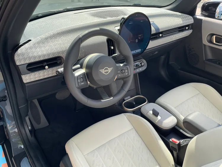 全新MINI Cooper Cabrio的設計以簡約現代為核心，最吸引目光的莫過於高解析度OLED圓形中控螢幕，整合所有娛樂與行車功能，提供流暢且直覺的操作體驗。林浩昇攝