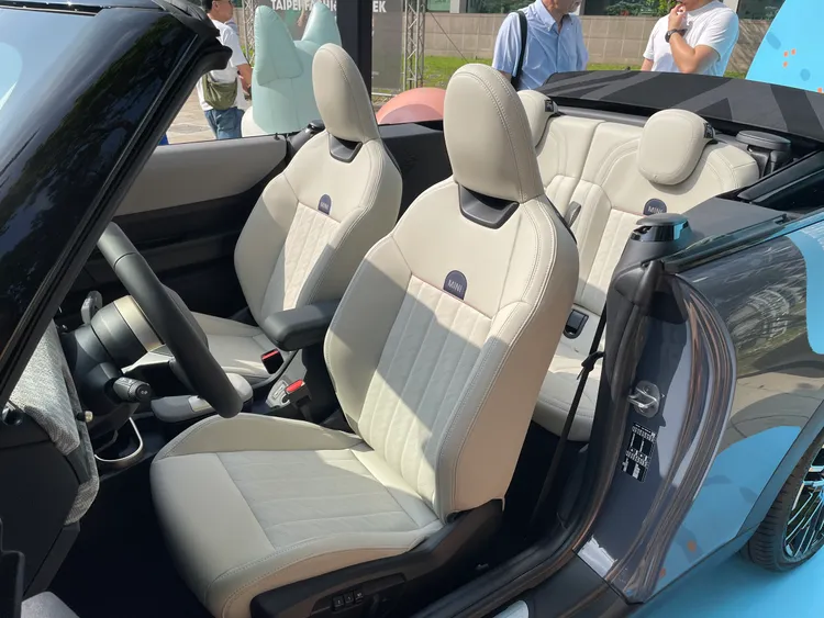 新世代MINI全面採用環保材質，座椅選用無動物來源的Vescin全素皮革，並搭配再生聚酯纖維雙色織布。林浩昇攝