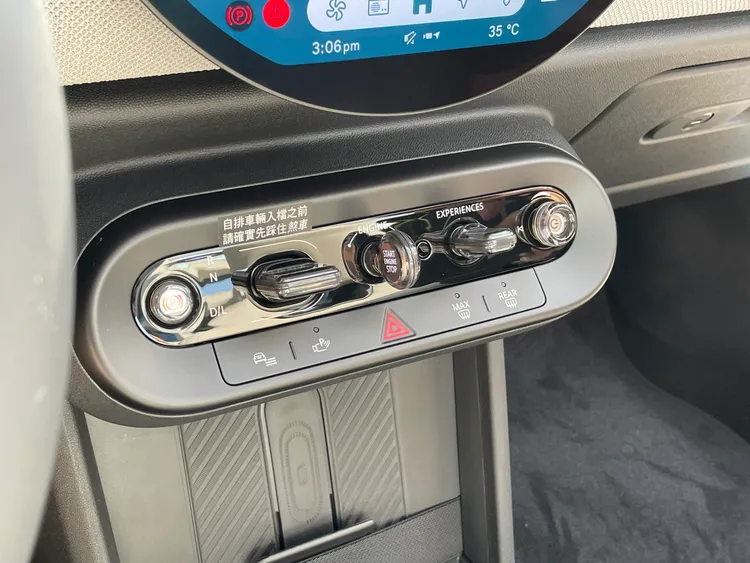 螢幕下方配置五個實體按鍵，兼顧便利性與質感。林浩昇攝