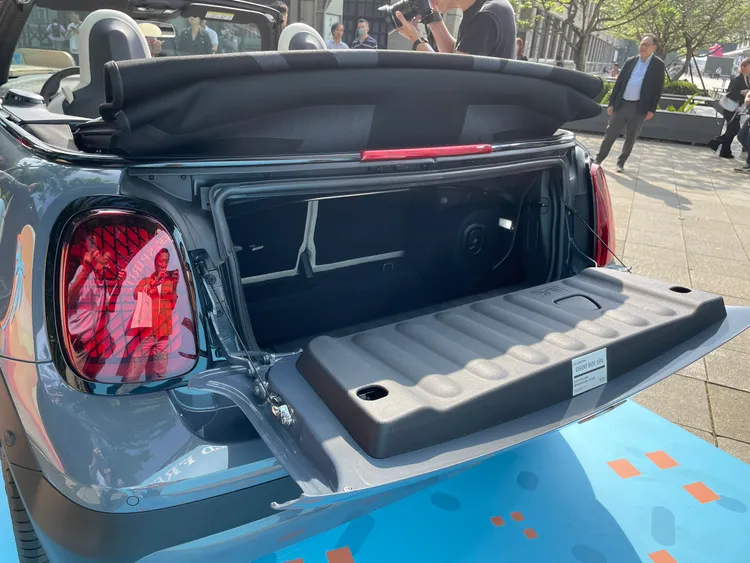 在篷布關閉時，行李廂容量為215公升，而後座椅放倒後可擴展至665公升。林浩昇攝