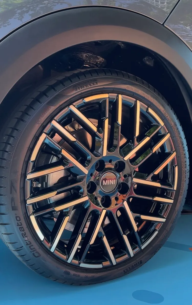 S車型標配17吋輪圈，並可選配更大尺碼的鋁圈，搭配運動化懸吊設定，強化操控穩定性。林浩昇攝