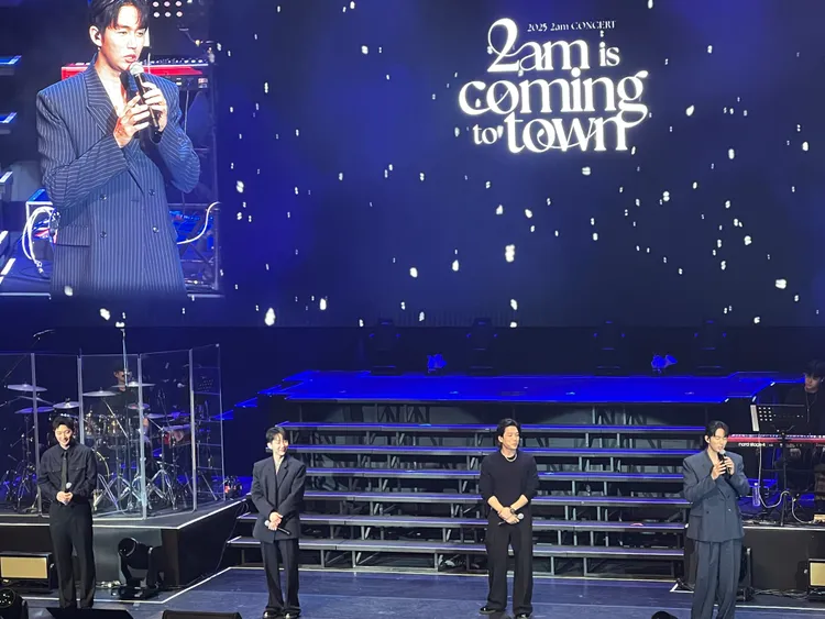 2AM成員珍雲（左起）、趙權、昶旻、瑟雍聊起昨天抵台的行程。讀者提供