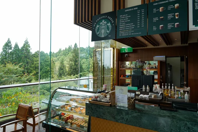 台灣最高海拔2,274m的大廳咖啡，喝一杯星巴克咖啡服務的香濃咖啡，打開通往櫻花、雲海、森林、鐵道的五感賞花之旅，透過一杯咖啡分享旅途中的無限驚喜。嘉義縣文化觀光局提供 