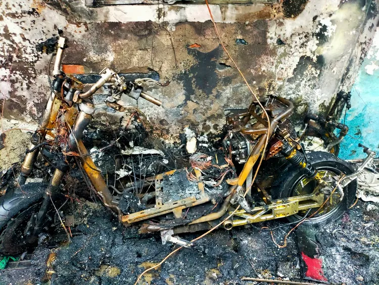 疑電動機車起火釀災。翻攝畫面