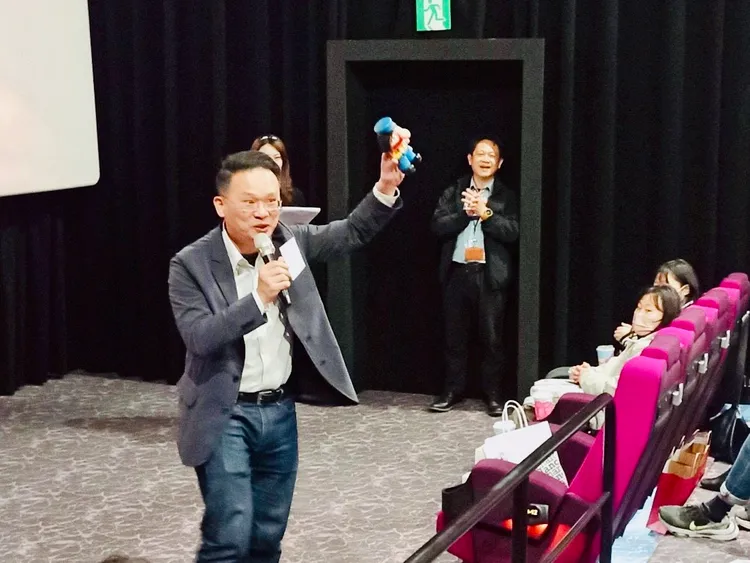 蘇俊賓偕「神秘嘉賓」站台。桃園市府提供