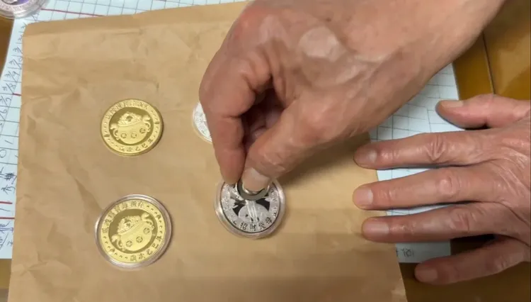 仿冒品材質不同，用磁鐵一吸就起。民眾提供