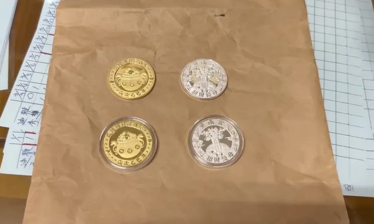 正牌錢母與仿冒錢母擺在一起，外觀幾乎以假亂真。民眾提供