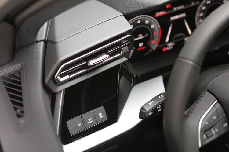 空調出風口增加更多金屬化材質之後，讓質感及層次感軍更加豐富。林浩昇攝