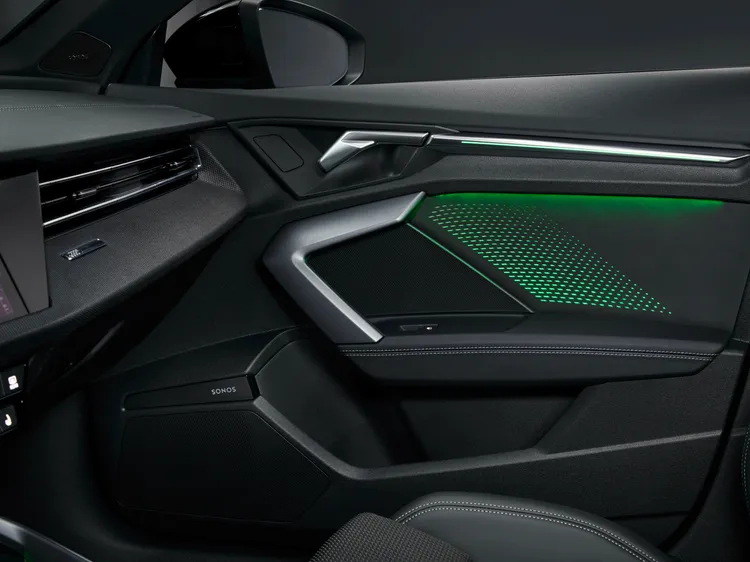 若選配Ambient Lighting Package Pro，車門內飾板還能透過燈光投影增添氛圍感。原廠照片