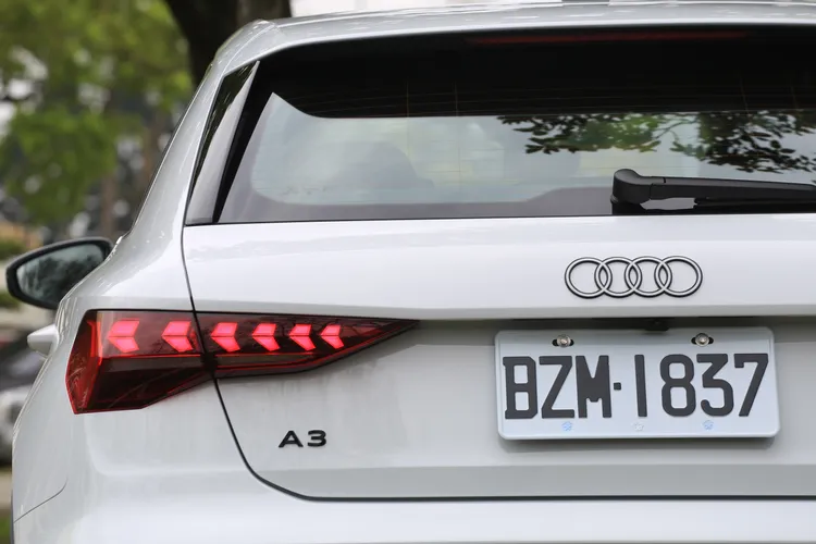小改款後車尾僅剩尾門左下角有著A3車型銘牌，並且均採標準黑化設計。林浩昇攝
