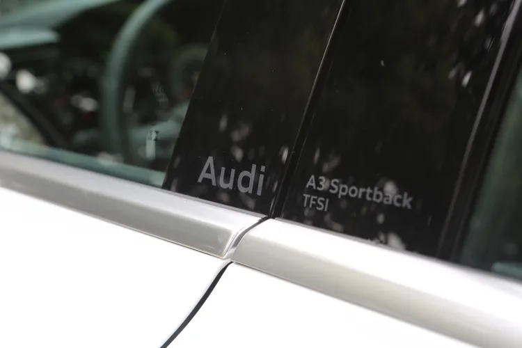 原先在尾門右下角的TFSI字樣移至B柱窗框上，搭配黑化設計，為整體質感再加分。林浩昇攝