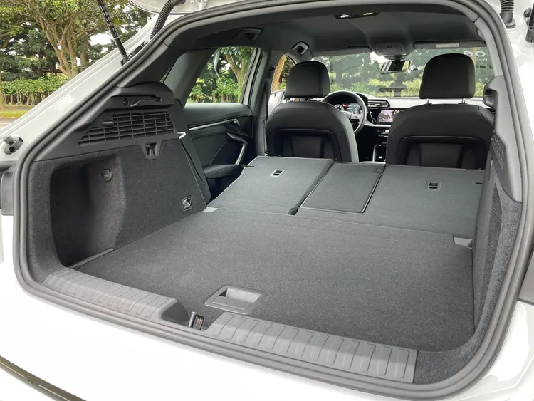 較標準五門掀背車略大的行李廂空間，向來是A3 Sportback的長項，即使是小家庭日常通勤採買也綽綽有餘。此外也標準配備電動尾門。林浩昇攝