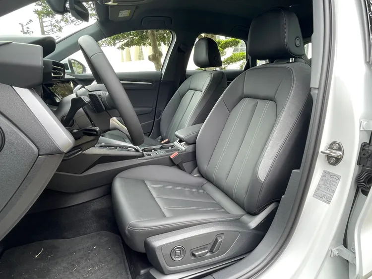 雙前座均配電熱座椅，駕駛座並標配記憶功能(圖為認證車缺少記憶功能按鈕)，其泡棉設定以支撐性為前提下，提供進一步的乘坐舒適性。林浩昇攝