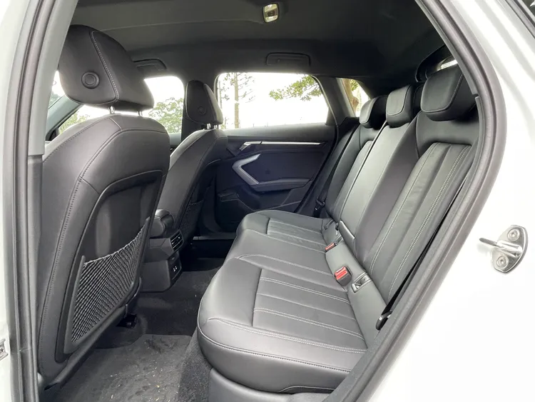 後座維持中型掀背車該有的空間表現，合理安排不侷促，並且還擁有獨立恆溫空調介面調整。林浩昇攝