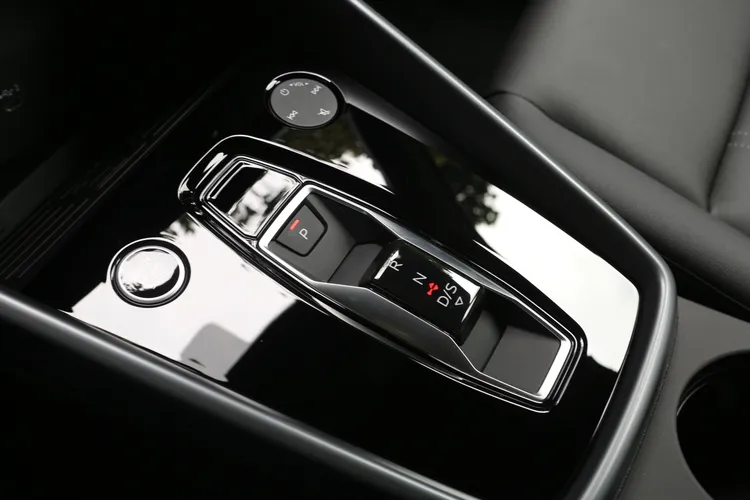 新世代推桿式電子排檔的中央控制台，不僅視覺上更具科技感，實際操作手感也更加順手。林浩昇攝
