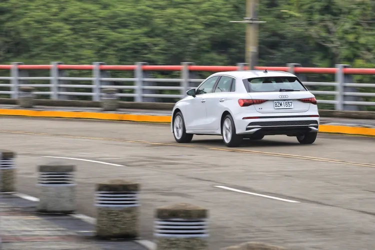 A3 Sportback 35 TFSI advanced懸吊調校延續Audi一貫的歐系風格，在彎道中能提供紮實的支撐性，轉向精準而直接，讓駕駛者能夠更有信心地操控車輛。林浩昇攝