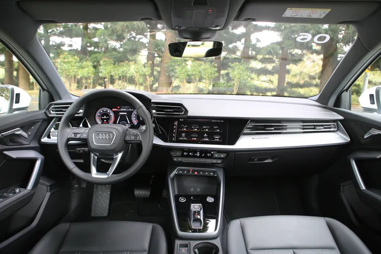 小改款A3 Sportback標配Audi Virtual Cockpit全數位虛擬座艙，此外包含飾板材質、氣氛燈營造也有所精進。林浩昇攝