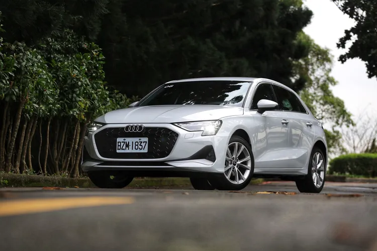 Audi小改款A3 Sportback 35 TFSI advanced外觀主要是將水箱護罩面積加大，內部蜂巢網格亦同步放大，並且針對保桿左右開口進行修飾。四環LOGO則採用全新的平面化設計，讓視覺效果更具科技感。林浩昇攝