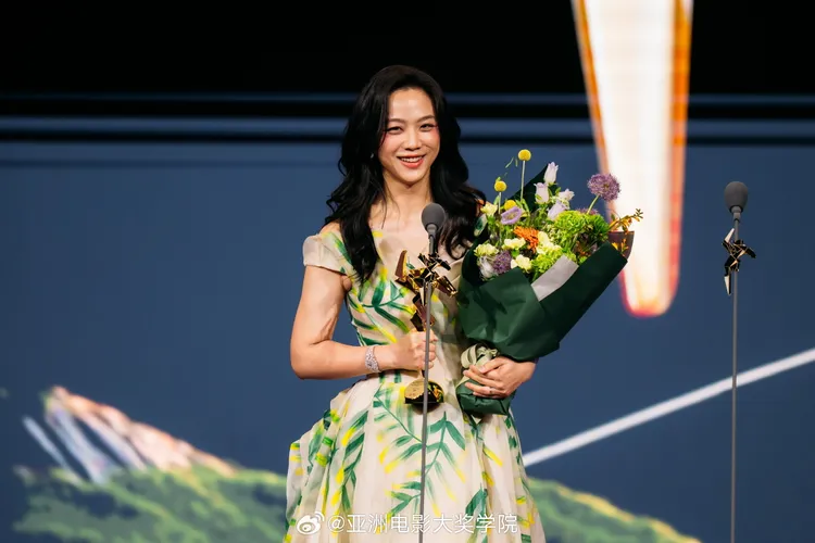 湯唯昨喜獲第18屆亞洲電影大獎「卓越亞洲電影人大獎」。翻攝亞洲電影大獎學院微博